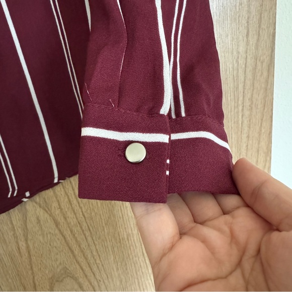 🖤5/$20 Maroon Striped V Neck Blouse - Picture 5 of 8